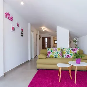 Deni Apartment
